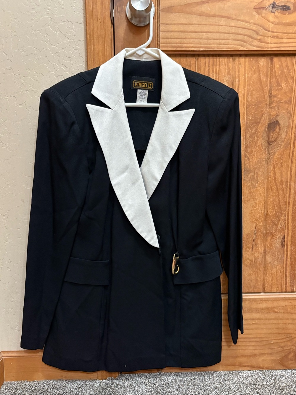 Virgo Black Blazer with White Peak Lapel